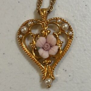 Avon VTG Goldtone Heart Pendant with Pink Porcelain Rose Center and Faux…